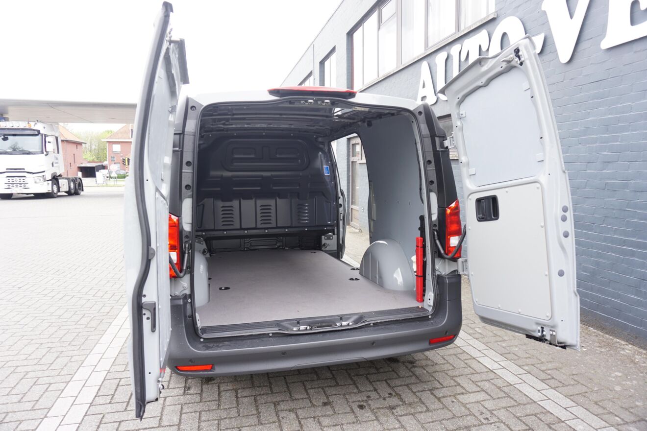 Mercedes Vito binnen